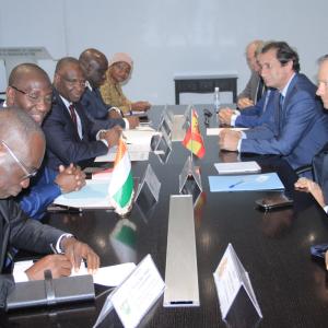 El director general de Casa África participa en la firma de un proyecto de formación en emprendeduría en Costa de Marfil