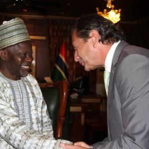 El Director General de Casa África, con el vicepresidente de Gambia