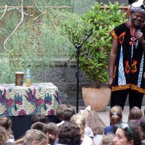 Los cuentos de Boniface Ofogo llenan el patio de Casa África