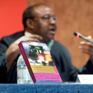 El escritor Donato Ndongo protagoniza la primera charla tras el verano del Club de Lectura