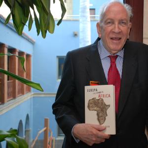 Carlos Robles Piquer presentó su libro 'Europa y el drama de África' en Casa África