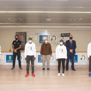 Francisco Castellano y José Segura reciben a los atletas keniatas que participarán por primera vez en la Transgrancanaria HG 2021