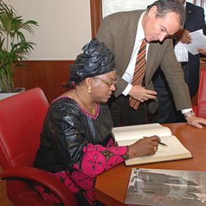 La esposa del jefe de estado maliense visita Casa África