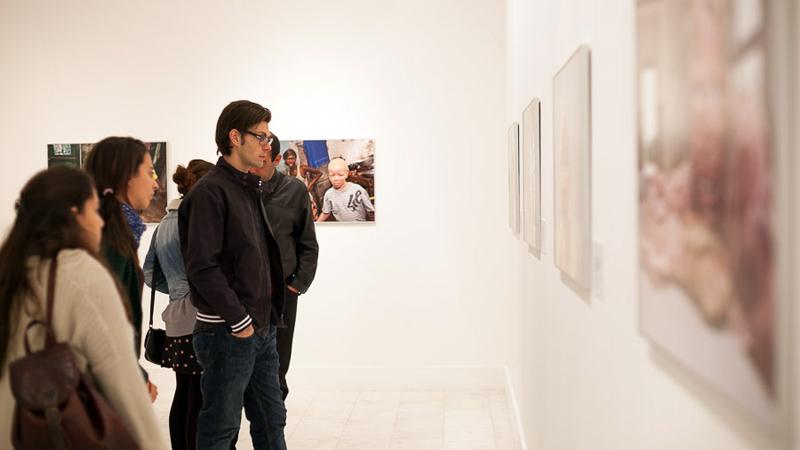 Casa África muestra la realidad de la vida de los albinos en Senegal con una exposición fotográfica