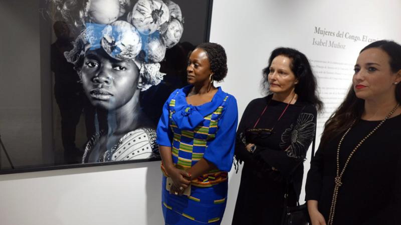 Caddy Adzuba regresa a Casa África para ver la exposición «Mujeres del Congo» y dar una conferencia con Isabel Muñoz