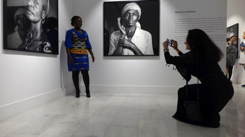 Caddy Adzuba regresa a Casa África para ver la exposición «Mujeres del Congo» y dar una conferencia con Isabel Muñoz