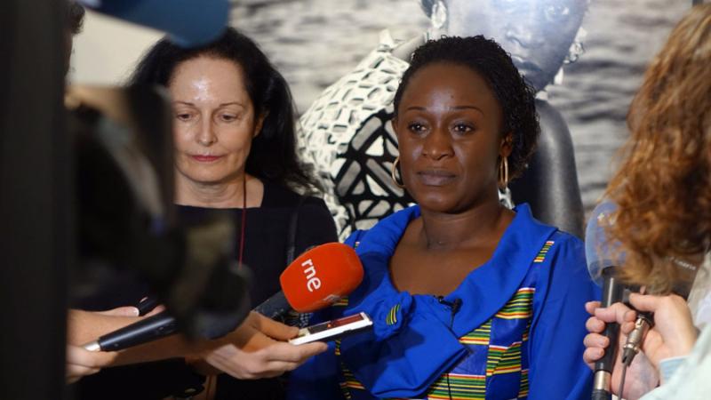 Caddy Adzuba regresa a Casa África para ver la exposición «Mujeres del Congo» y dar una conferencia con Isabel Muñoz