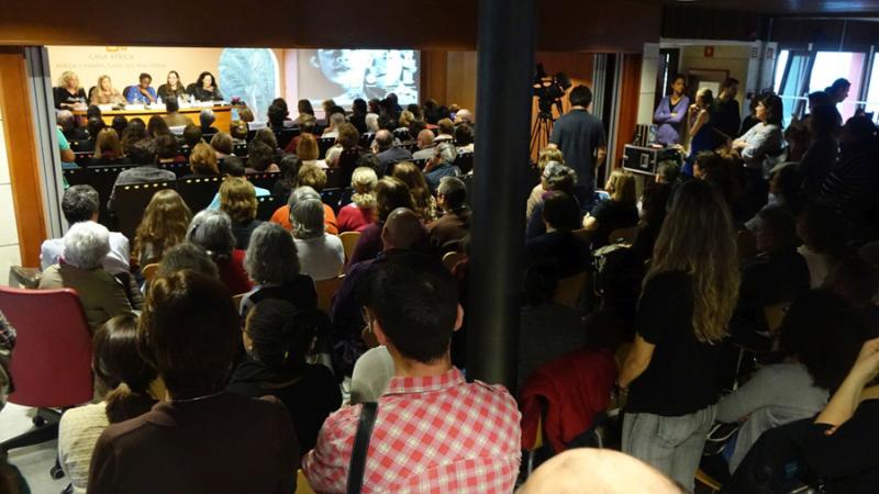 Caddy Adzuba regresa a Casa África para ver la exposición «Mujeres del Congo» y dar una conferencia con Isabel Muñoz