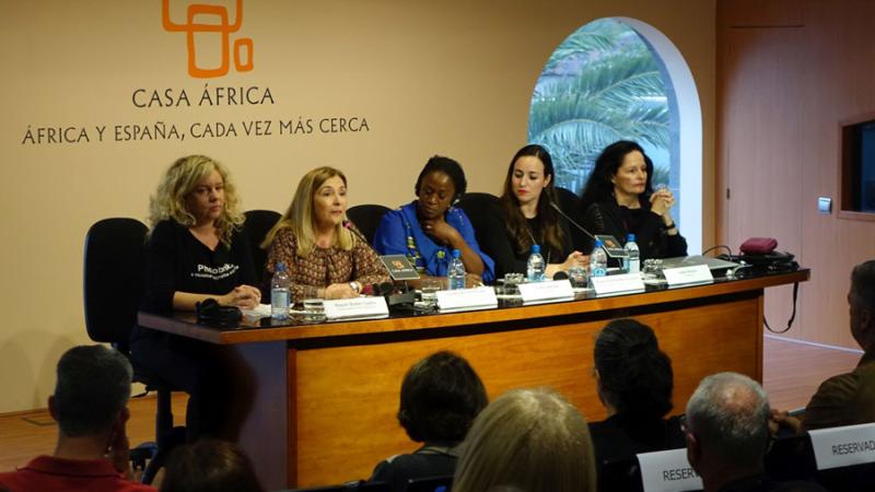 Caddy Adzuba regresa a Casa África para ver la exposición «Mujeres del Congo» y dar una conferencia con Isabel Muñoz