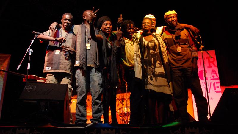 La cantante Njaaya causa sensación en el estreno de Womad Cáceres