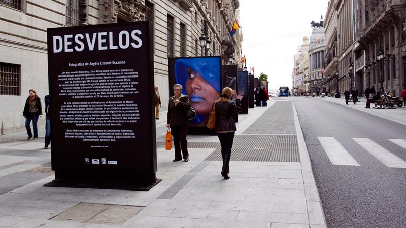 La mujer africana, protagonista de una exposición fotográfica al aire libre y en formato gigante en la calle Alcalá