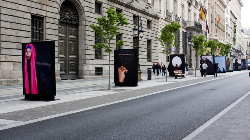 La mujer africana, protagonista de una exposición fotográfica al aire libre y en formato gigante en la calle Alcalá