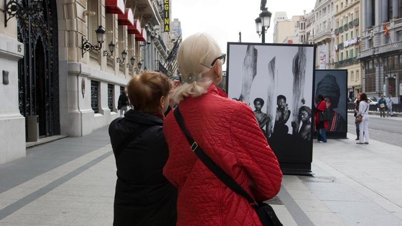 La mujer africana, protagonista de una exposición fotográfica al aire libre y en formato gigante en la calle Alcalá