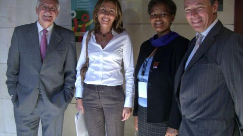 Elsa Casas se reúne con el comité de la Red de Mujeres por un Mundo Mejor en Casa África