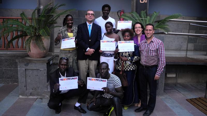 Los alumnos del curso de animación sociocultural reciben su titulación en Casa África