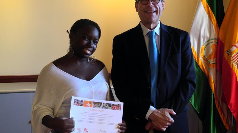 Los alumnos del curso de animación sociocultural reciben su titulación en Casa África