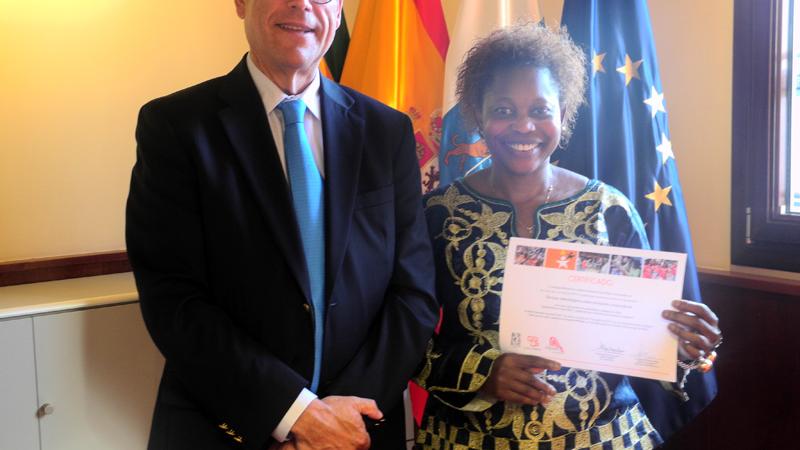 Los alumnos del curso de animación sociocultural reciben su titulación en Casa África