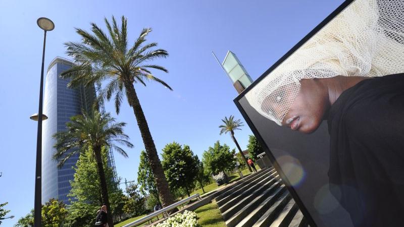 'Desvelos' llena de sensualidad la Ría de Bilbao