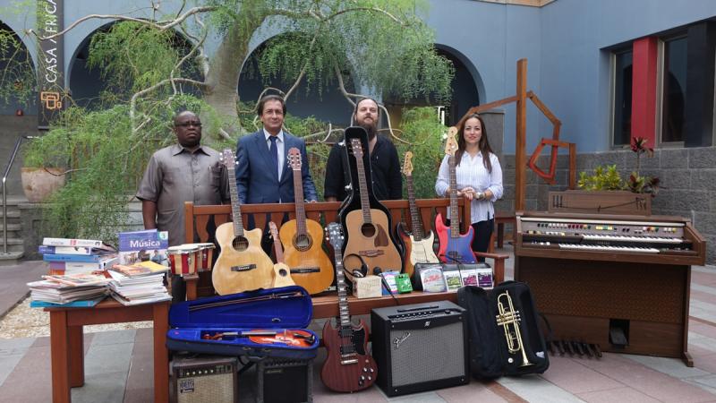 Casa África entrega a Red Beard los instrumentos recogidos en su sede para jóvenes músicos de Guinea Ecuatorial