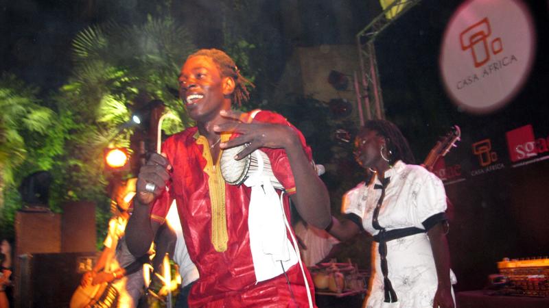 Cerca de cuatro mil personas descubren el 'house' africano en la Noche en Blanco
