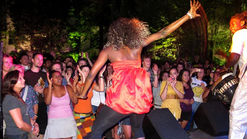 Cerca de cuatro mil personas descubren el 'house' africano en la Noche en Blanco