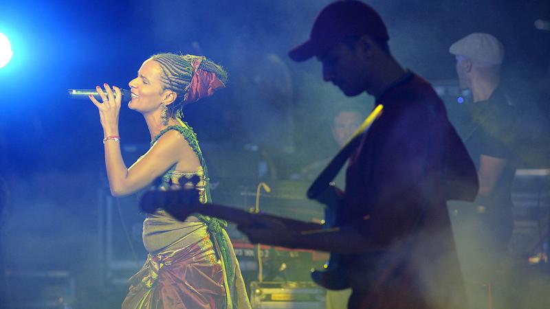 El Ramadán concluye en Las Canteras con un concierto de Oum y Dakhouse