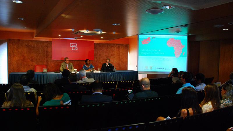 La embajadora de Sudáfrica expone en Casa África las oportunidades de negocio en el país