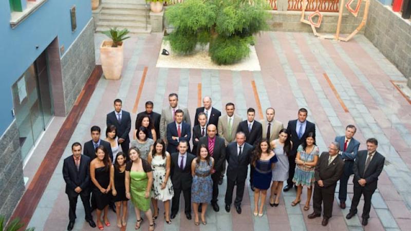 Los alumnos de la segunda edición del MIB recogen su orla en Casa África
