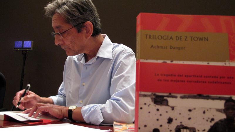 Achmat Dangor insta a los jóvenes a “liberar la imaginación” y abandonar el pesimismo sobre el futuro de África y el mundo