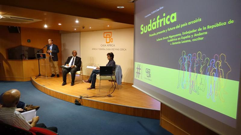 El embajador de Sudáfrica en España y el escritor Antonio Lozano dialogan sobre el país africano en Casa África