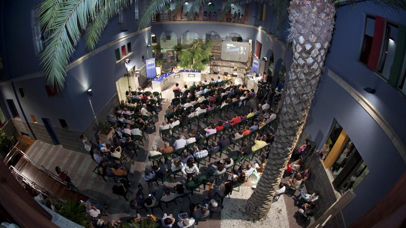Àngels Barceló y “Hora 25” se abren al mundo desde el patio de Casa África
