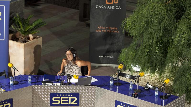 Àngels Barceló y “Hora 25” se abren al mundo desde el patio de Casa África
