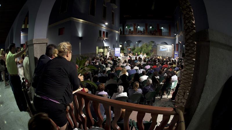 Àngels Barceló y “Hora 25” se abren al mundo desde el patio de Casa África