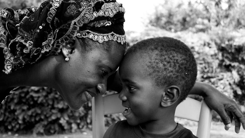 La relación entre una madre y su hijo, las miradas cómplices de unos niños y la esencia isleña de Gorée, ganadoras del I Concurso Fotográfico ‘Objetivo África’