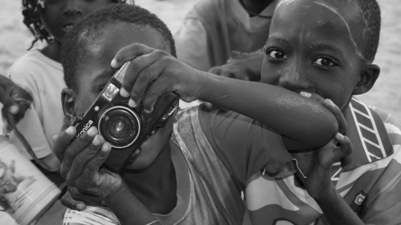 La relación entre una madre y su hijo, las miradas cómplices de unos niños y la esencia isleña de Gorée, ganadoras del I Concurso Fotográfico ‘Objetivo África’