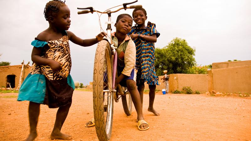 La relación entre una madre y su hijo, las miradas cómplices de unos niños y la esencia isleña de Gorée, ganadoras del I Concurso Fotográfico ‘Objetivo África’