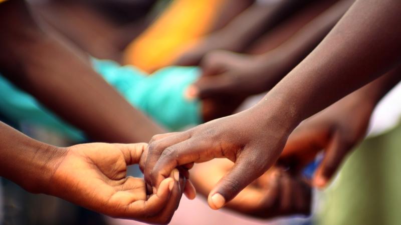 La relación entre una madre y su hijo, las miradas cómplices de unos niños y la esencia isleña de Gorée, ganadoras del I Concurso Fotográfico ‘Objetivo África’