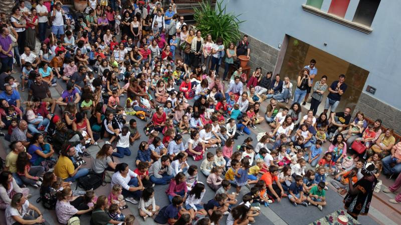 Los cuentos de Boniface Ofogo llenan el patio de Casa África