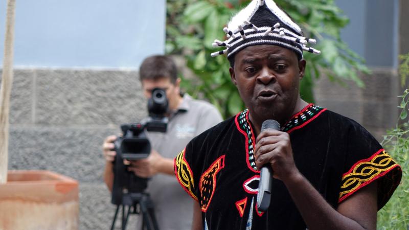 Los cuentos de Boniface Ofogo llenan el patio de Casa África