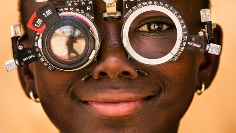 Una imagen en blanco y negro de niños disfrutando en una cascada gana el concurso "Objetivo África"