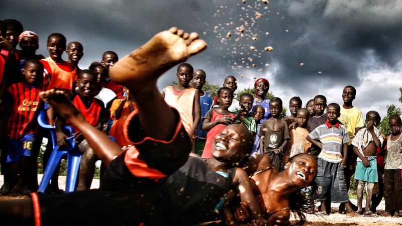 Una imagen en blanco y negro de niños disfrutando en una cascada gana el concurso "Objetivo África"