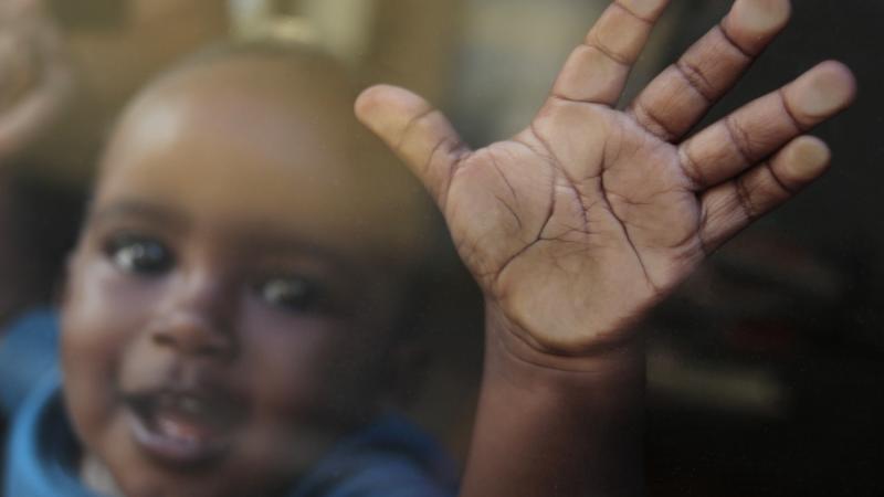 Una imagen en blanco y negro de niños disfrutando en una cascada gana el concurso "Objetivo África"