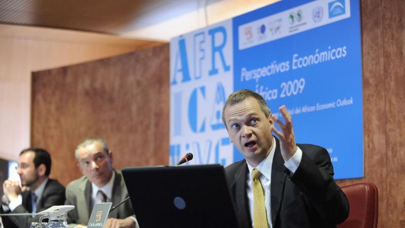 10. Imagen de Peter Walkenhorst, Jefe de la División de Investigación del Departamento de Estudios de Desarrollo del Banco Africano del Desarrollo en la presentación del Informe en Casa África