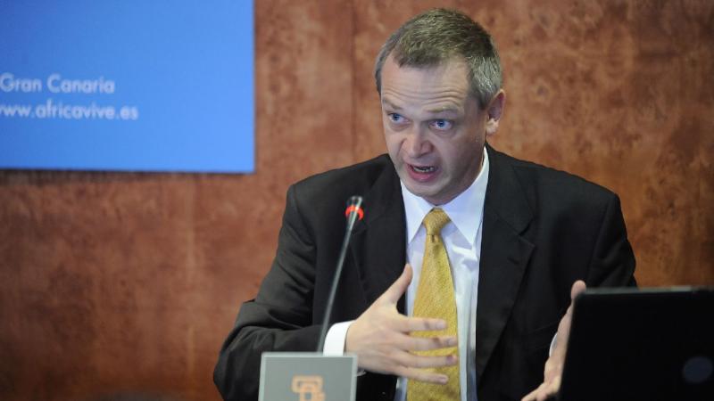 14. Imagen de Peter Walkenhorst, Jefe de la División de Investigación del Departamento de Estudios de Desarrollo del Banco Africano del Desarrollo en la presentación del informe de Casa África