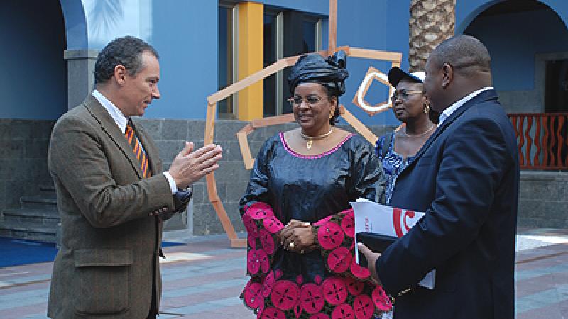 La esposa del jefe de estado maliense visita Casa África