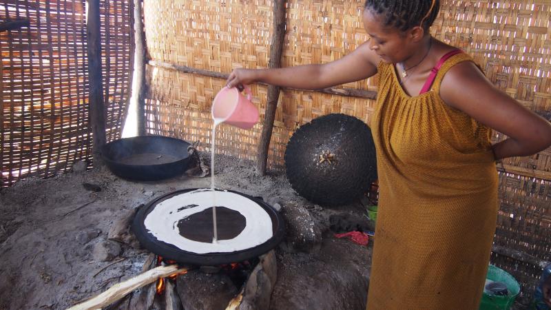 Elaborando la injera con harina de tef