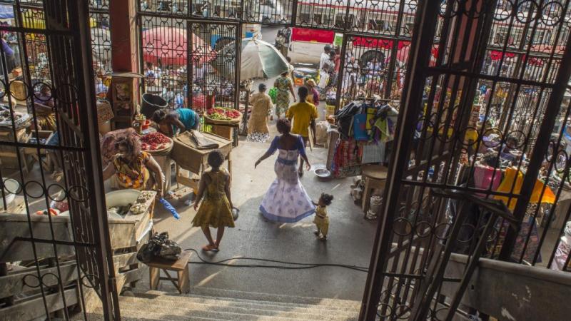 A la salida del mercado (accra, ghana)