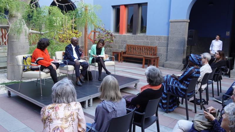 Momento de la presentación en el patio de Casa África