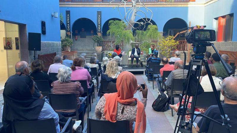 Momento de la presentación en el patio de Casa África