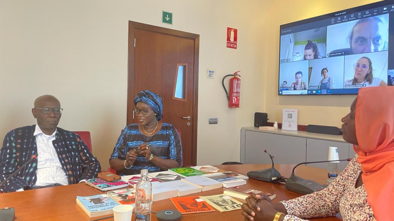 Boris saluda a los alumnos del curso de wolof de Casa África